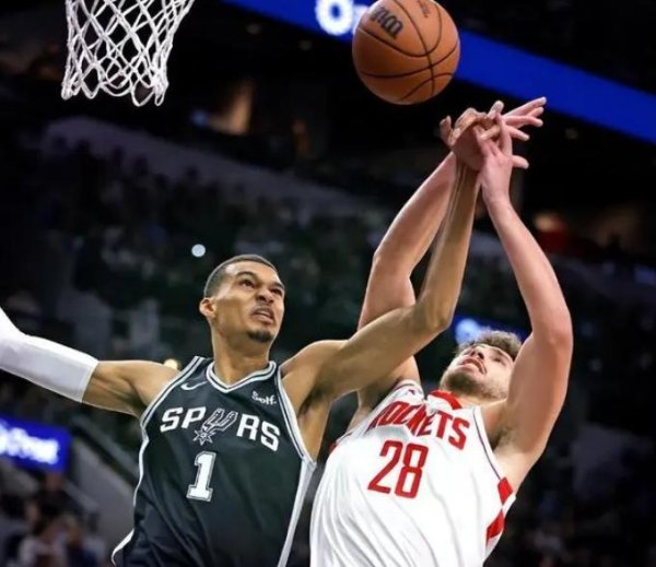 配资网站炒股 场均22+10+7！火箭队申京更壮了？低位打法转型，对位文班有心得